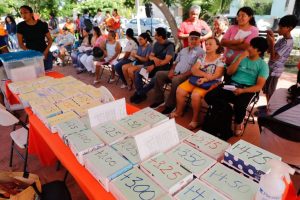 La brigada del Club de Leones Mérida García Ginerés realiza exámenes de vista y chequeos médicos durante la exitosa jornada de salud visual, promoviendo la prevención y cuidado de la salud en la comunidad.