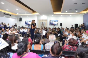 Participantes del evento escuchan atentamente las propuestas y comentarios, reflejando el compromiso del PAN Mérida con la Nueva forma de trabajar por Mérida y la participación ciudadana.