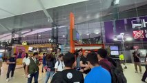 Aficionados reciben con euforia a Antony Martial en el Aeropuerto Internacional de Monterrey tras su llegada a Rayados.