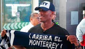 Antony Martial posa con una gorra de Rayados, mostrando su entusiasmo por iniciar su etapa en Monterrey.