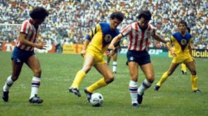 Primer enfrentamiento entre América y Chivas en 1943, marcando el inicio de una rivalidad histórica en el fútbol mexicano.
