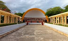 La Concha Acústica del Parque Las Américas en Mérida luce sus murales precolombinos y atrae a visitantes de todas las edades.