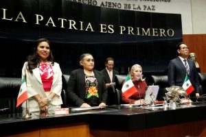 a senadora Verónica Camino Farjat durante la toma de protesta de los nuevos integrantes del Poder Judicial, en un capítulo histórico en materia de justicia en México.