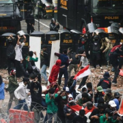 Represión en Indonesia, varios muertos y detenidos en protestas