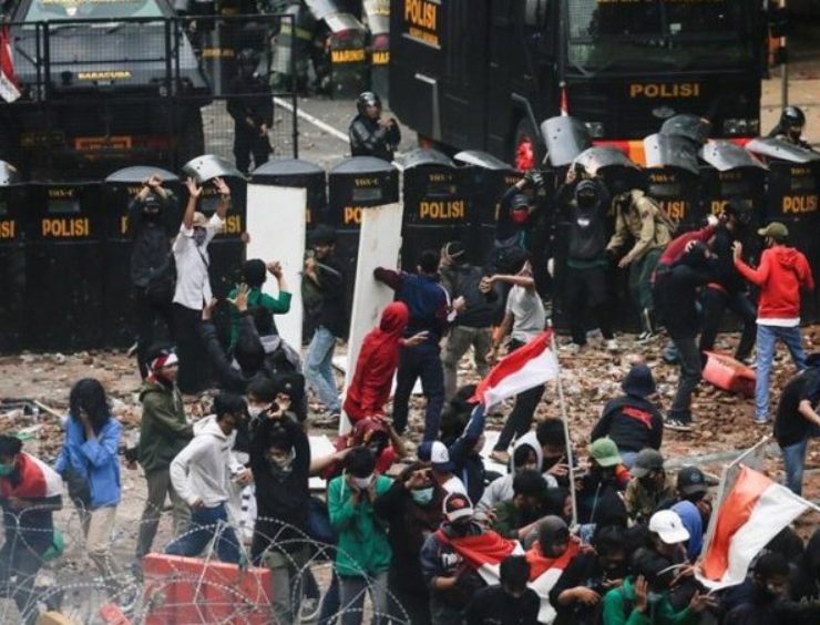 Represión en Indonesia, varios muertos y detenidos en protestas