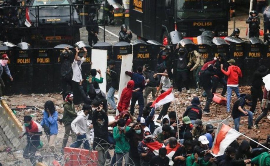 Represión en Indonesia, varios muertos y detenidos en protestas