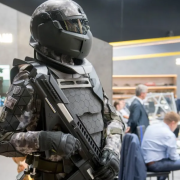 Rusia desarrolla un traje de combate futurista que parece de película