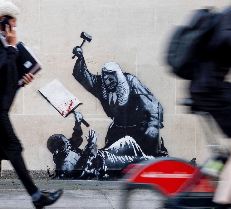 Un fuerte mural aparece después de los arrestos realizado en el "Palestine Action".