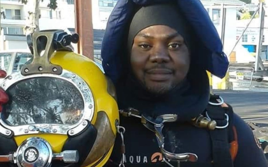 ¿Cómo es posible que un hombre sobrevivió en un barco hundido?