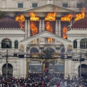 Manifestantes en Nepal queman Parlamento a pesar de la renuncia del primer ministro
