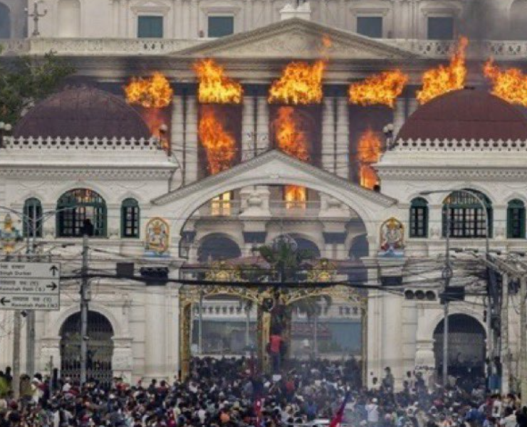 Manifestantes en Nepal queman Parlamento a pesar de la renuncia del primer ministro
