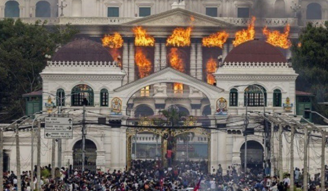 Manifestantes en Nepal queman Parlamento a pesar de la renuncia del primer ministro