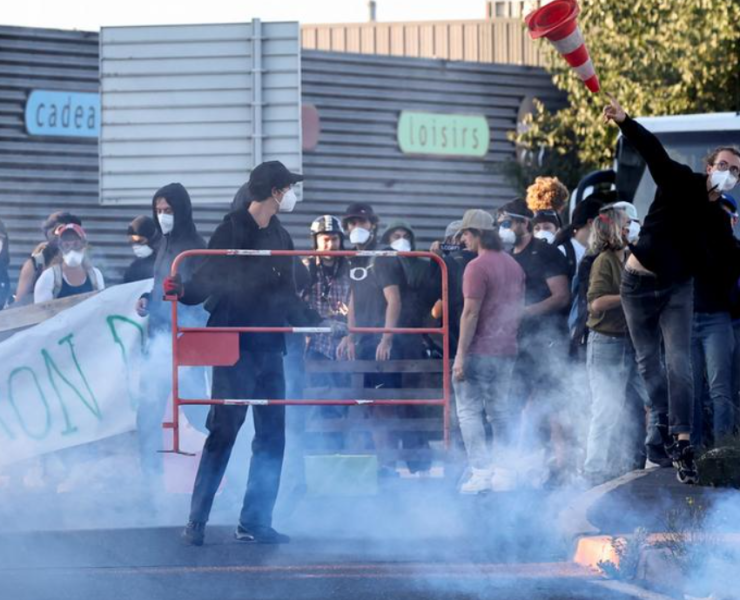 Policía desaloja universidades de París debido a las fuertes protestas