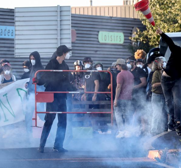 Policía desaloja universidades de París debido a las fuertes protestas