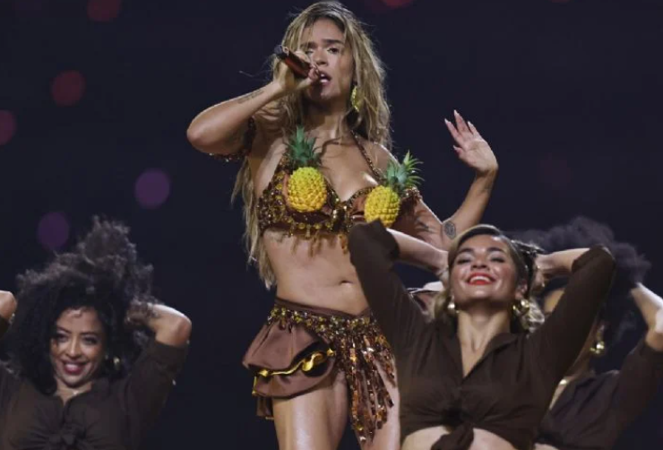 Karol G en la NFL causa sensación entre miles de fans al abrir el show