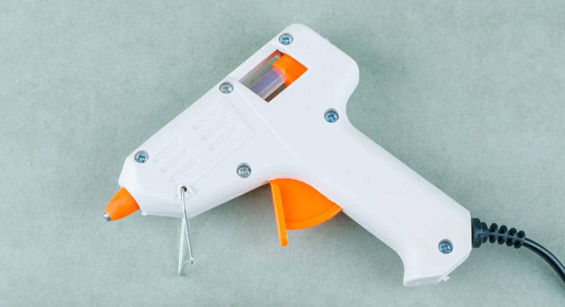 ¿Cómo crean "pegamento" para huesos con una pistola térmica?