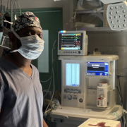 Un neurocirujano para millones de pacientes, el caso del doctor Alieu Kamara