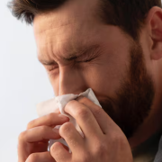 Reprimir un estornudo puede ser dañino, un hombre se perforó la tráquea