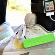 Joven crea zapatos eléctricos que son capaces de cargar tu celular