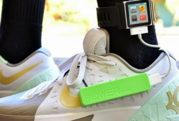 Joven crea zapatos eléctricos que son capaces de cargar tu celular