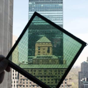 Crean un vidrio que funciona como panel solar y promete ser el futuro de la construcción
