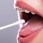 ¿La Saliva realmente cura? Un estudio cree demostrar que si