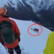 Alpinista fallece tomarse una foto, soltó su arnés y cayó unos 200 metros