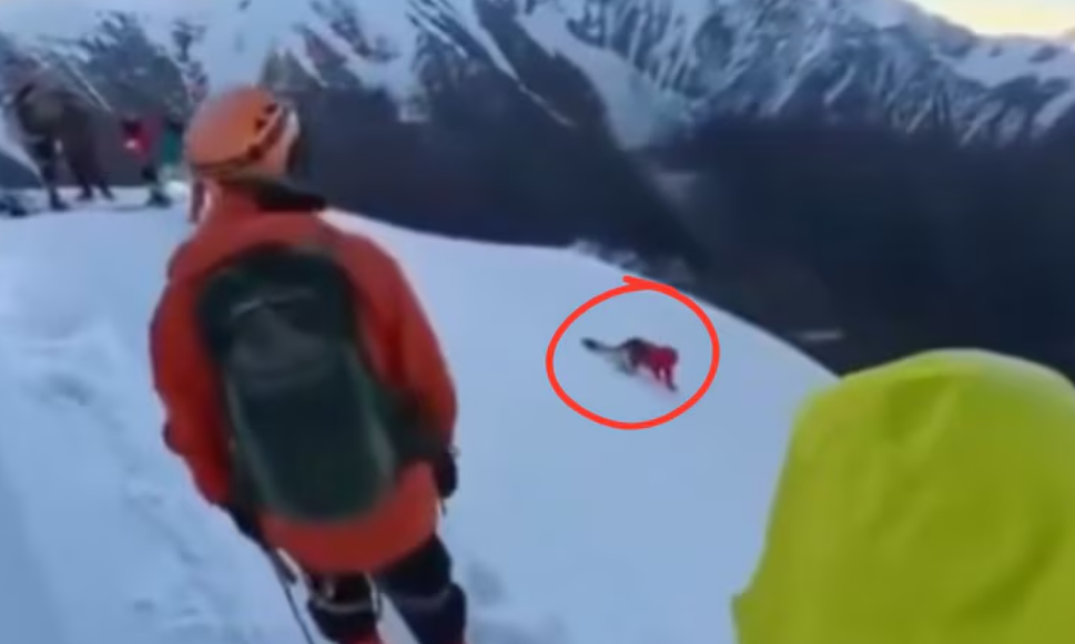 Alpinista fallece tomarse una foto, soltó su arnés y cayó unos 200 metros
