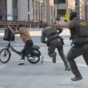 Un ciclista desafía a la policía de Estados Unidos y gana, el momento se volvió viral en redes