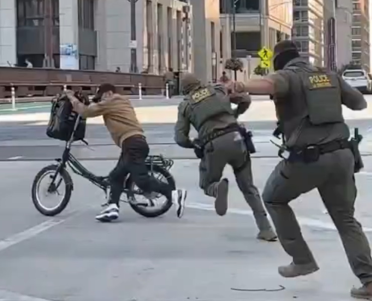 Un ciclista desafía a la policía de Estados Unidos y gana, el momento se volvió viral en redes