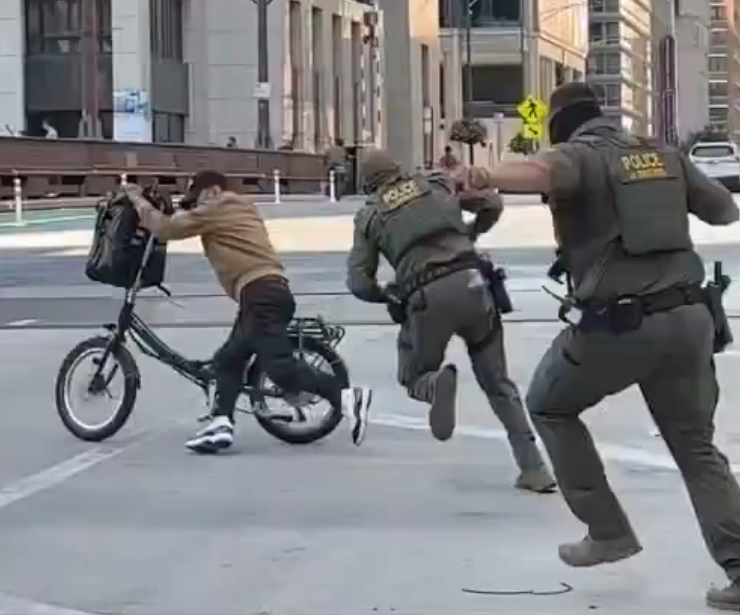 Un ciclista desafía a la policía de Estados Unidos y gana, el momento se volvió viral en redes