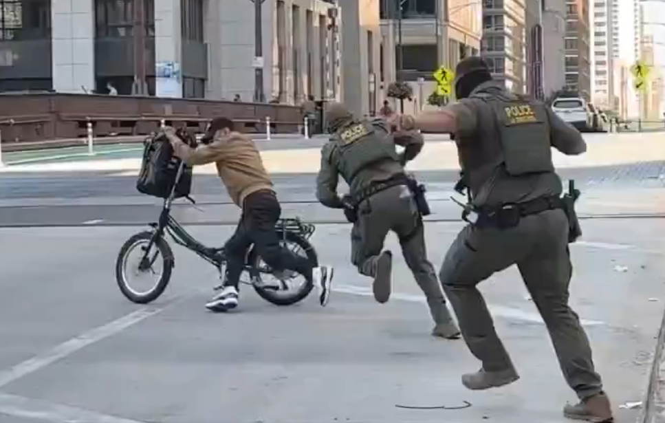 Un ciclista desafía a la policía de Estados Unidos y gana, el momento se volvió viral en redes