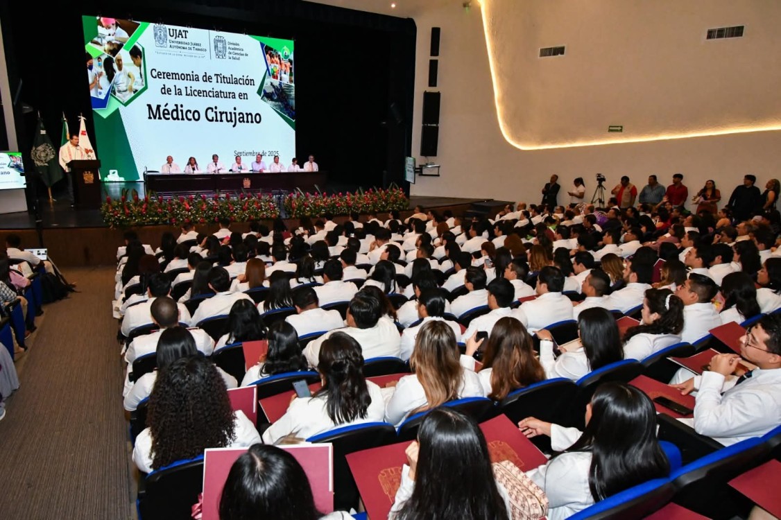 Ceremonia en el Teatro Universitario