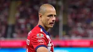 Chicharito vivió su último Clásico Nacional, desde la banca.
