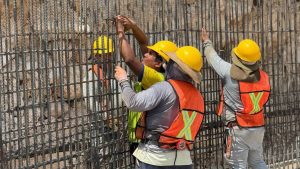 Trabajadores realizan pavimentación y repavimentación como parte de la Modernización de la glorieta de City Center, un paso estratégico para Mérida.