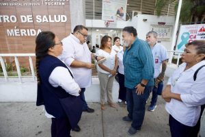 Trabajadores del Centro de Salud Urbano de Mérida protestan pacíficamente exigiendo la destitución del director.