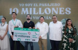 Adrián Altamirano, pasajero número 10 millones del vuelo 4282 de Viva Aerobús, proveniente de Monterrey