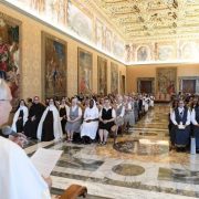 El papa León XIV advierte sobre el peligro de la riqueza como “esclavitud” para la humanidad