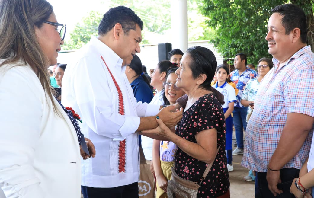 Entrega Javier May infraestructura vial y supervisa construcción de aulas