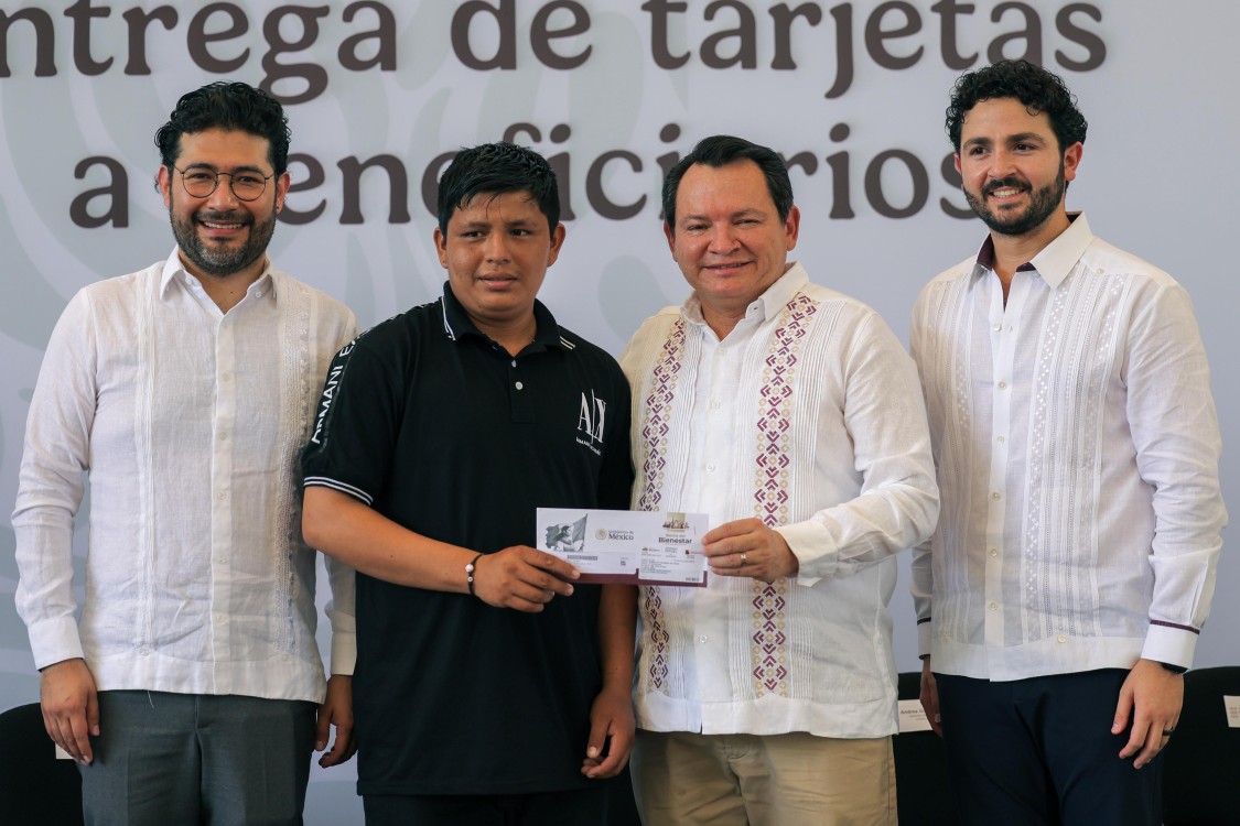 Entrega de tarjetas del Programa Jóvenes Construyendo el Futuro