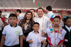 Gobernador Díaz Mena renueva escuela con casi 100 años de historia en Progreso