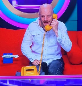 El actor y conductor sacrificó 30,000 pesos para poder hablar con su prometida Delia.