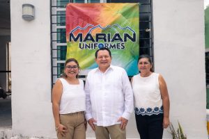 El Gobernador visitó el taller de uniformes de Adriana Beatriz Pech Rivero, beneficiaria de este programa que impulsa el crecimiento de micro, pequeñas y medianas empresas dirigidas por mujeres.