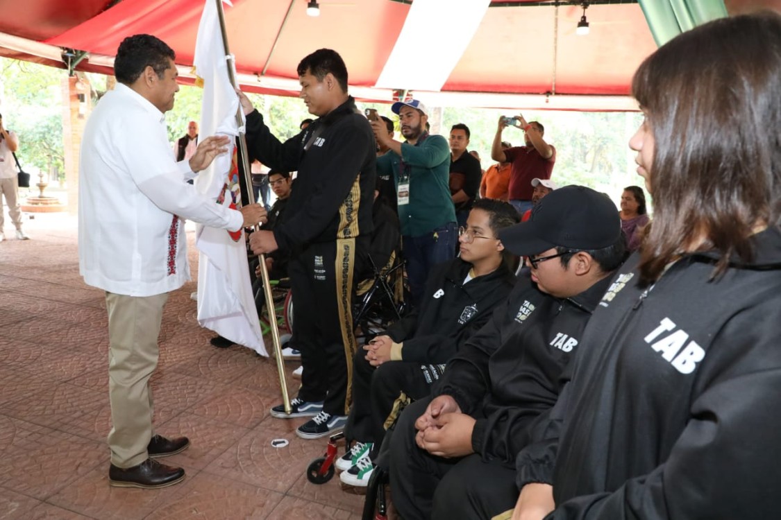 Javier May Abandera a la Delegación Paralímpica de Tabasco