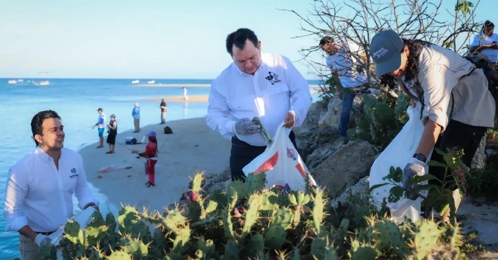 Joaquín Díaz Mena encabezó limpieza de playas unión ciudadana y gubernamental