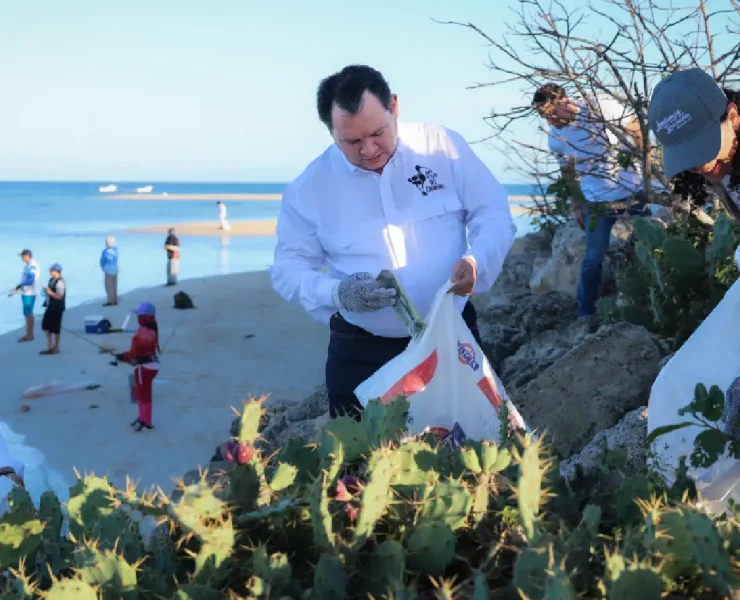 Joaquín Díaz Mena encabezó limpieza de playas unión ciudadana y gubernamental