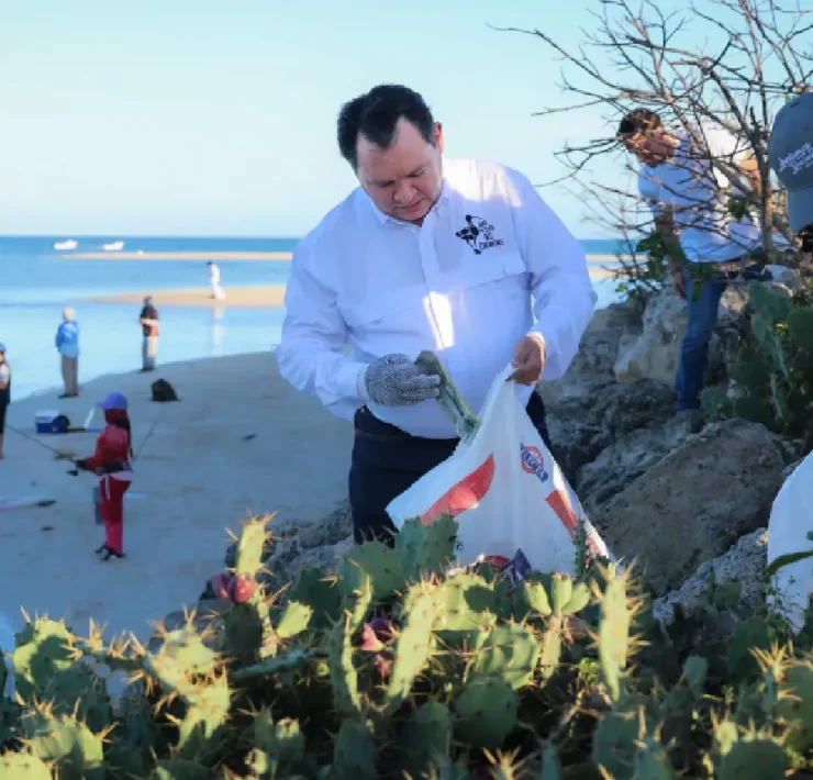 Joaquín Díaz Mena encabezó limpieza de playas unión ciudadana y gubernamental