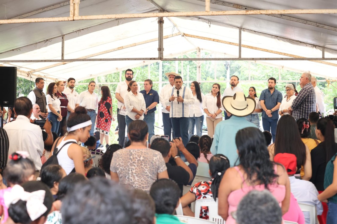 gobernador inició actividades junto a la alcaldesa María de la Cruz