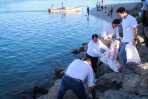 Voluntarios y familias se unieron a la jornada donde Joaquín Díaz Mena encabezó limpieza de playas, recolectando residuos para proteger los ecosistemas costeros.