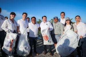 El Gobernador Joaquín Díaz Mena encabezó limpieza de playas en Chuburná Puerto junto a decenas de voluntarios comprometidos con el medio ambiente.